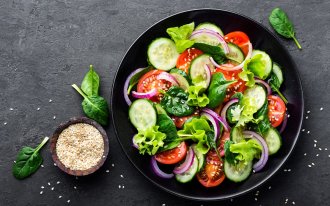 shutterstock.com/Sea Wave: Салат из помидоров огурцов и лука легкий вкусный простой как приготовить пошаговый рецепт с фото 