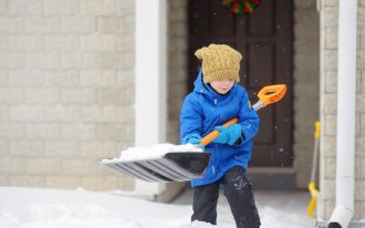 https://www.shutterstock.com/Maria Sbytova: уборка снега