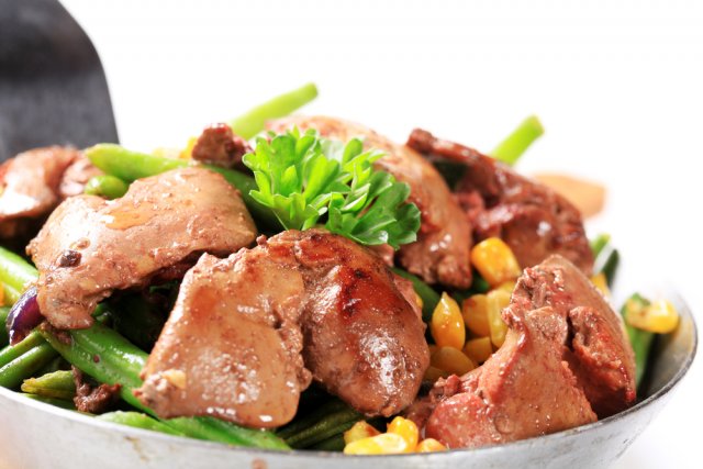 Pan-fried chicken livers with green beans and sweetcorn