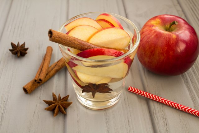 Как приготовить напиток из яблока и корицы