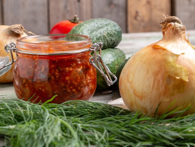 Okurkový salát v adjice na zimu, recept s fotografiemi krok za krokem